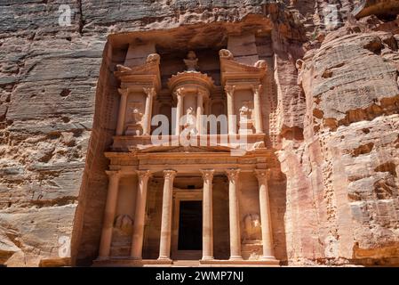 Vista degli iconici edifici del tesoro nelle rovine di Petra, in Giordania Foto Stock