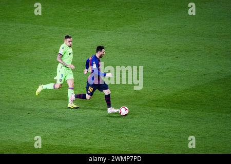 LIONEL MESSI, BARCELONA FC, 2019: Lionel messi dribbla e guida in alto passando da Roger Martí. L'ultima partita della Liga 2018-19 in Spagna tra Barcellona FC e Levante a Camp Nou, Barcellona, il 27 aprile 2019. Barca ha vinto la partita 1-0 con un gol del secondo tempo messi che ha conquistato i titoli della Liga e l'ottavo in 11 anni. Foto Stock