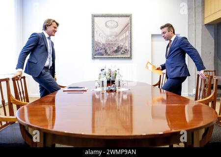 L'Aia, Paesi Bassi. 27 febbraio 2024. L'AIA - l'Informer Kim Putters e Chris Stoffer (PSC) durante un nuovo ciclo di discussioni con i leader del partito della camera dei rappresentanti. Ai capi delle fazioni è stato chiesto principalmente quale forma di governo considerassero la migliore e più fattibile. ANP ROBIN VAN LONKHUIJSEN netherlands Out - belgio Out crediti: ANP/Alamy Live News Foto Stock