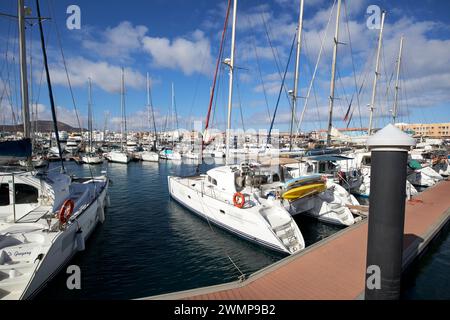 Catamarani e yacht nel porto turistico di Corralejo, fuerteventura, Isole Canarie, spagna Foto Stock