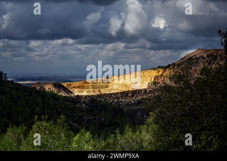 Immagine digitalmente migliorata di una vista spettacolare di una cava aperta sulle montagne di Gerusalemme Israele Foto Stock