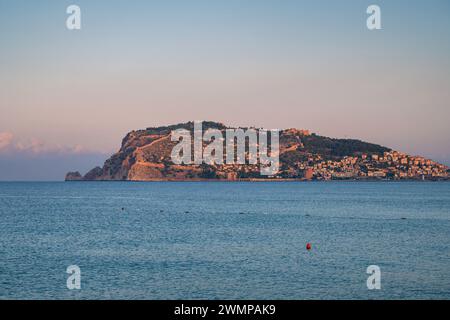 Splendida scena dell'alba sulla spiaggia di Alanya con vista sulla famosa isola di Alanya, in Turchia Foto Stock