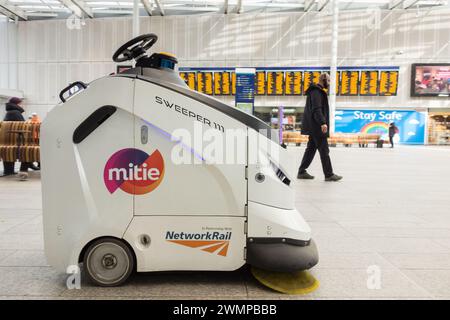 Robot Sweeper 111 robot di pulizia autonomo nell'atrio della London Bridge Station, Londra, Inghilterra, Regno Unito Foto Stock