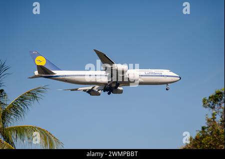 26.07.2023, Singapore, Repubblica di Singapore, Asia - aereo passeggeri Lufthansa Boeing 747-8 Jumbo Jet negli anni '1970 si avvicina all'aeroporto di Changi. Foto Stock