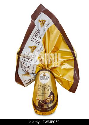 Alba, Italia - 27 febbraio 2024: Uovo di pasqua Ferrero Rocher cioccolato fondente isolato su bianco con percorso di ritaglio incluso. tex: Pasqua d'Oro (Golden EAS Foto Stock