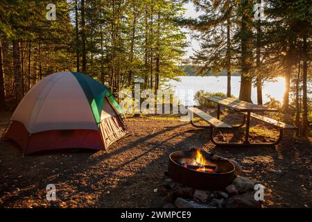 Campeggio sul lago nel Minnesota settentrionale con fuoco al tramonto Foto Stock