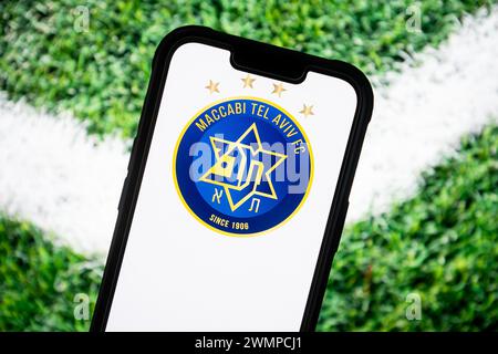 Polonia. 23 febbraio 2024. In questa immagine, il logo di una squadra di calcio del Maccabi Tel Aviv è visualizzato su uno smartphone. (Foto di Mateusz Slodkowski/SOPA Images/Sipa USA) *** esclusivamente a scopo editoriale *** credito: SIPA USA/Alamy Live News Foto Stock