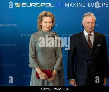 L'Aia, Niederlande. 27 febbraio 2024. Re Filip e la regina Matilde del Belgio ad Europol, l'Aia, il 27 febbraio 2024, per una visita. Europol è l'agenzia europea di polizia che aiuta gli Stati membri dell'Unione europea a prevenire e combattere tutte le forme gravi di criminalità organizzata e internazionale, criminalità informatica e terrorismo credito: Albert Nieboer/Paesi Bassi OUT/Point de Vue OUT/dpa/Alamy Live News Foto Stock