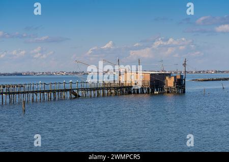 Comacchio, Italia. 25 gennaio 2024. Vista panoramica delle baracche di pescatori in legno nella valle di Comacchio Foto Stock