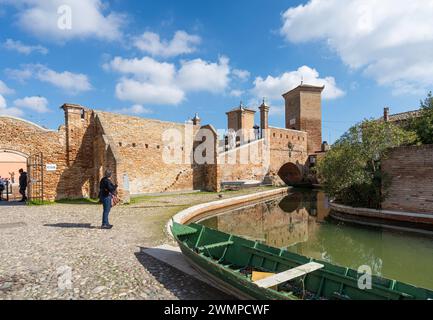 Comacchio, Italia. 25 febbraio 2024. Vista sul Ponte Trepponti nel centro della città Foto Stock