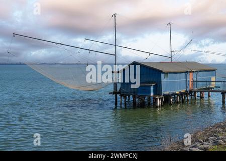 Comacchio, Italia. 25 gennaio 2024. Vista panoramica delle baracche di pescatori in legno nella valle di Comacchio Foto Stock