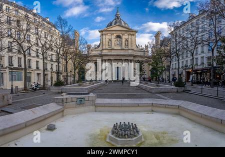 Parigi, Francia - 02 17 2024: Place de la Sorbona. Ammira la facciata della cappella Sainte-Ursule Foto Stock