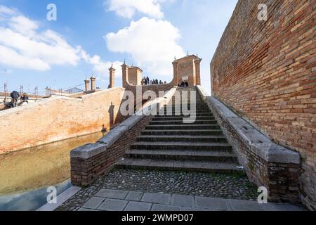 Comacchio, Italia. 25 febbraio 2024. Vista sul Ponte Trepponti nel centro della città Foto Stock