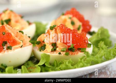 Uova ripiene con caviale di salmone sono un antipasto popolare per ogni occasione. Elegantemente decorate e sapientemente condite, saranno sempre una bella A. Foto Stock