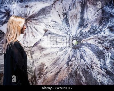 Londra, Regno Unito. 27 febbraio 2024. Ravensworth Coal tailing #1, Ravensworth Mine, Hunter Valley, New South Wales, Australia, 2022 - Edward Burtynsky, New Works, una mostra personale alla Flowers Gallery, Londra. Ciò coincide con la retrospettiva della Galleria Saatchi. La mostra si svolge dal 27 febbraio al 6 aprile 2024. Crediti: Guy Bell/Alamy Live News Foto Stock