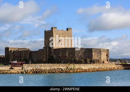 Vista dall'altra parte dell'acqua fino al castello normanno del XII secolo sul Belfast Lough. Carrickfergus, Contea di Antrim, Irlanda del Nord, Regno Unito, Regno Unito, Europa. Foto Stock