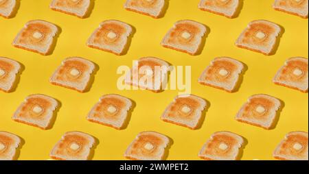 Fette di pane tostato con burro sulla parte superiore, cibo di sottofondo Foto Stock