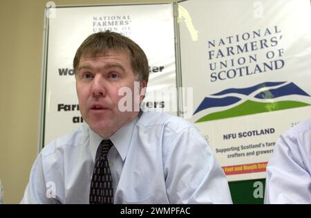 Il presidente scozzese della NFU Jim Walker combatte con le sue emozioni mentre informa la stampa presso gli uffici della NFU a Ingleston, Edimburgo oggi ( giovedì 15/3/01 ) sull'epidemia di afta epizootica Foto Stock