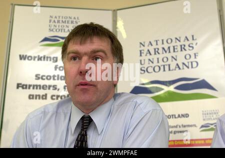 Il presidente scozzese della NFU Jim Walker combatte con le sue emozioni mentre informa la stampa presso gli uffici della NFU a Ingleston, Edimburgo oggi ( giovedì 15/3/01 ) sull'epidemia di afta epizootica Foto Stock