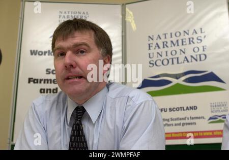 Il presidente scozzese della NFU Jim Walker combatte con le sue emozioni mentre informa la stampa presso gli uffici della NFU a Ingleston, Edimburgo oggi ( giovedì 15/3/01 ) sull'epidemia di afta epizootica Foto Stock