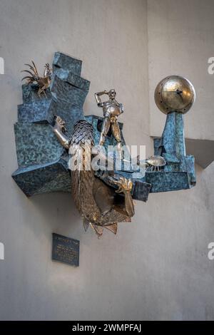 Parigi, Francia - 02 17 2024: Veduta del Defender del tempo, orologio automatico Foto Stock