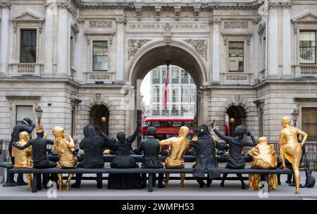 Royal Academy, Londra, Regno Unito. 27 febbraio 2024. Artista interdisciplinare Tavares Strachan (nato nel 1979, Nassau, le Bahamas) grande nuova scultura la prima cena, 2021-23 nel cortile Annenberg della Royal Academy. La prima cena è presentata nell'ambito della mostra Entrangled Pasts: 1768-Now: Art, Colonialism and Change, inaugurata il 3 febbraio 2024. L'installazione rappresenta quello che Strachan descrive come un raduno utopico che riunisce figure storicamente significative del continente africano e delle sue diaspore. Vista verso Piccadilly. Foto Stock