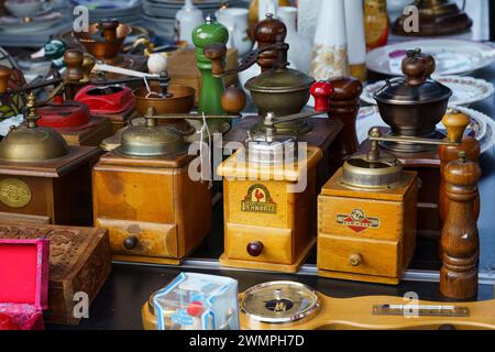 Poznan, Polonia - 18 giugno 2023: Vecchi macinacaffè manuali in legno al mercato in una giornata di sole limpido. Foto Stock