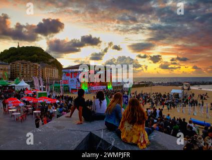 Terrazze sulla spiaggia di La Zurriola, Jazz Festival, Donostia, San Sebastian, Gipuzkoa, Paesi Baschi Foto Stock