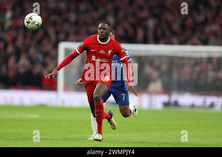 Londra, Regno Unito. 25 febbraio 2024. Ibrahima Konate di Liverpool (l) e Raheem Sterling di Chelsea (r) in azione. Carabao Cup final 2024, Chelsea contro Liverpool allo stadio Wembley di Londra domenica 25 febbraio 2024. Solo per uso editoriale. foto di Andrew Orchard/Andrew Orchard fotografia sportiva/Alamy Live News Credit: Andrew Orchard fotografia sportiva/Alamy Live News Foto Stock