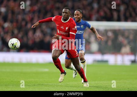 Londra, Regno Unito. 25 febbraio 2024. Ibrahima Konate di Liverpool (l) e Raheem Sterling di Chelsea (r) in azione. Carabao Cup final 2024, Chelsea contro Liverpool allo stadio Wembley di Londra domenica 25 febbraio 2024. Solo per uso editoriale. foto di Andrew Orchard/Andrew Orchard fotografia sportiva/Alamy Live News Credit: Andrew Orchard fotografia sportiva/Alamy Live News Foto Stock