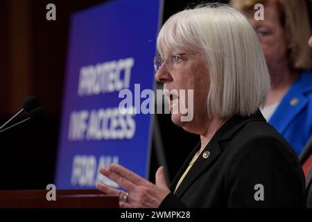 Washington, Stati Uniti. 27 febbraio 2024. Il senatore DEGLI STATI UNITI Patty Murray (D-WA) parla della sentenza della Corte Suprema dell'Alabama che deve salvaguardare l'accesso alla FIV a livello nazionale durante una conferenza stampa, oggi 27 febbraio 2024 al Senate Studio/Capitol Hill a Washington DC, USA. (Foto di Lenin Nolly/Sipa USA) credito: SIPA USA/Alamy Live News Foto Stock