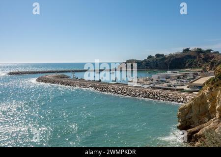 Veduta aerea del porto commerciale di pesca di Albufeira in Portogallo accanto alla Marina di Albufiera, 20 febbraio 2024 Foto Stock