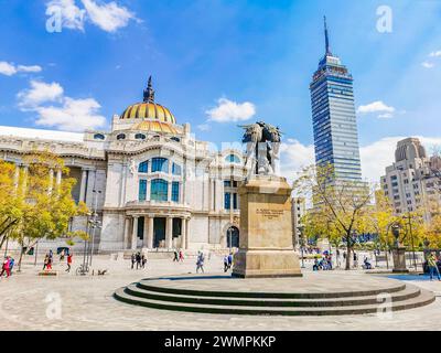 Città del Messico Messico 09. Febbraio 2021 il Palazzo delle Belle Arti e il Torre Latinoamericana Skyscraper nel Parco centrale Alameda città del Messico a Mexic Foto Stock