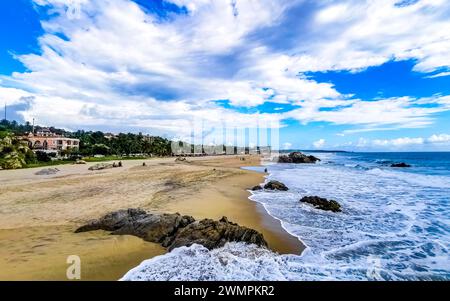 Estremamente bella, enorme onde di surfisti sulla spiaggia a Zicatela Puerto Escondido Oaxaca, Messico. Foto Stock