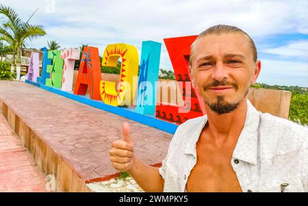 Viaggiatore e turista al colorato simbolo di Zicatela Puerto Escondido sulla spiaggia di Zicatela Puerto Escondido Oaxaca, Messico. Foto Stock