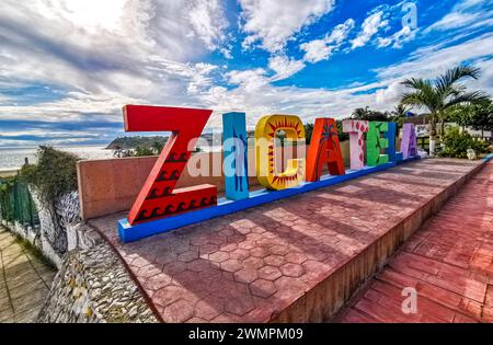 Puerto Escondido Messico 12. Ottobre 2022 simbolo di Zicatela Puerto Escondido Lettering Sign Symbol sulla spiaggia di Zicatela Puerto Escondido Oaxaca, Messico. Foto Stock