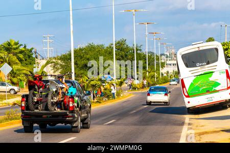 Strade colorate Cars High Traffic Stores People Buildings and Trade a Zicatela Puerto Escondido Oaxaca, Messico. Foto Stock