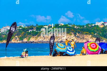 Puerto Escondido Oaxaca Messico 13. Novembre 2022 Surfer Event Festival sulla spiaggia con palco e persone a Zicatela Puerto Escondido Oaxaca, Messico. Foto Stock