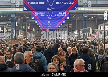 Nancy, Francia. 27 febbraio 2024. © PHOTOPQR/l'EST REPUBLICAIN/Cedric JACQUOT ; Nancy ; 27/02/2024 ; SALON DE l'AGRICULTURE 2024 - PARIS EXPO PORTE DE VERSAILLES - 60E EDITION - PUBLIC - VISITEURS - FREQUENTATION la 60ème édition du Salon International de l'Agriculture 2024 au Parc des Expos de Paris porte de Versailles. Le Pavillon 1 : élevage et ses filières bovins, ovini, porcins et caprins. Parigi, 27 février 2024. Foto Cédric Jacquot credito: MAXPPP/Alamy Live News Foto Stock