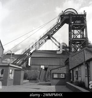 1973, storico, esterno di un albero di miniera, che mostra il telaio della testa in acciaio o la torre tortuosa, Sheffield, Inghilterra, Regno Unito. Un poster nella finestra dell'ufficio minerario dice: "First Aid Competitions", "Doncaster area", "Junior and Senior Finals" alla Don Valley High School di Sheffield. Foto Stock