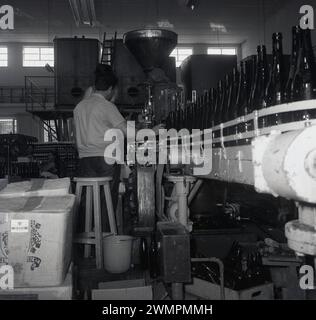 Anni '1950, un lavoratore in un impianto di imbottigliamento che produce Ouzo, Limassol, Cipro. Un aperitivo al gusto di anice, prodotto da mosto d'uva, Ouzo è una bevanda alcolica popolare, in particolare in Grecia, dove è lo spirito nazionale del paese. Foto Stock
