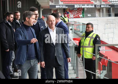 Friburgo, Germania 27. Febbraio 2024: Bundeskanzler Olaf Scholz im Europa Park Stadion Freiburg - 27.02.2024 IM Bild: Jochen Saier Vorstand Sport SC Freiburg mit Bundeskanzler Olaf Scholz auf dem Weg zum Fototermin im Europa Park Stadion Freiburg, im Hintergrund Freiburgs OB, Oberbürgermeister Martin Horn Europa-Park Stadion Baden Württemberg *** Freiburg, Germania febbraio 27, Germania 2024 Cancelliere Olaf Scholz all'Europa Park Stadium di Friburgo 27 02 2024 nella foto Jochen Saier CEO Sport SC Freiburg con il Cancelliere Olaf Scholz sulla strada per la sessione fotografica all'Europa Park Stadium di Friburgo, in t Foto Stock