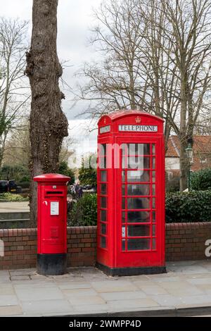 Red British Telecoms Public phone box e Royal mail box rosso affiancati, Bailgate, Lincoln City, Lincolnshire, Inghilterra, REGNO UNITO Foto Stock