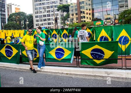 San Paolo, SP, Brasile. 25 febbraio 2024. I sostenitori di Jair Bolsonaro tennero un raduno su Paulista Avenue, a San Paolo in Brasile, in difesa dell'ex presidente. Bolsonaro, indagato dalla polizia federale per un tentativo di colpo di Stato. Durante la dimostrazione la polizia militare mobilitò 2.000 uomini per garantire la sicurezza dell'evento Foto Stock