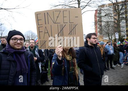 Bundesweite Gedenkdemo vier Jahre nach dem rassistischen Anschlag vom 19. Febbraio 2020 a Hanau - Gegen rechten Terror in Deutschland - pronunciare i loro nomi - Rassistische morte - Deutschland, GER, DEU Germania, Hanau, 17.02.2024 - Tausende gedenken der Attentat-Opfer von Hanau, setzen ein Zeichen gegen Rassismus und prangern Fehler der Behörden an. Die Demoteilnehmer versammelten sich am Kurt-Schumacher-Platz in Hanau-Kesselstadt und erreichten nach ca. Einer Stunde den Marktplatz der Hanauer Innenstadt. Hier fand die Abschlusskundgebung mit zahlreichen Angehörigen der Opfer statt. NAMEN d Foto Stock