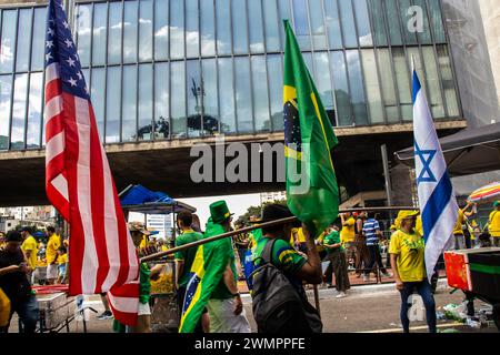 San Paolo, SP, Brasile. 25 febbraio 2024. I sostenitori di Jair Bolsonaro tennero un raduno su Paulista Avenue, a San Paolo in Brasile, in difesa dell'ex presidente. Bolsonaro, indagato dalla polizia federale per un tentativo di colpo di Stato. Durante la dimostrazione la polizia militare mobilitò 2.000 uomini per garantire la sicurezza dell'evento Foto Stock