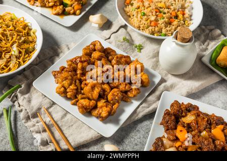 Fast food cinese con riso fritto pollo all'arancia e Kung Pao Foto Stock
