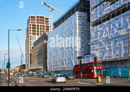 Nuovi appartamenti in costruzione lungo Seven Sisters Road a Woodberry Down, Londra Regno Unito Foto Stock