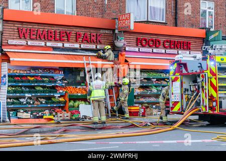 Wembley Park, Regno Unito, 27 febbraio 2024. Vigili del fuoco sulla scena di un incendio vicino alla stazione della metropolitana di Wembley Park, chiudendo la strada in entrambe le direzioni. L'incendio nel Wembley Park Food Center, Bridge Road, è stato segnalato da diverse chiamate ai Vigili del fuoco intorno alle 16 di oggi pomeriggio. La causa dell'incendio non è ancora nota, ma si ritiene che fino a 4 persone siano state curate per ustioni. Foto di Amanda Rose/Alamy Live News Foto Stock