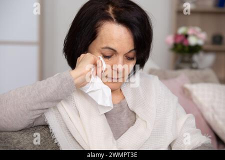 triste stressata vecchia donna di mezza età vedova che piange da sola Foto Stock